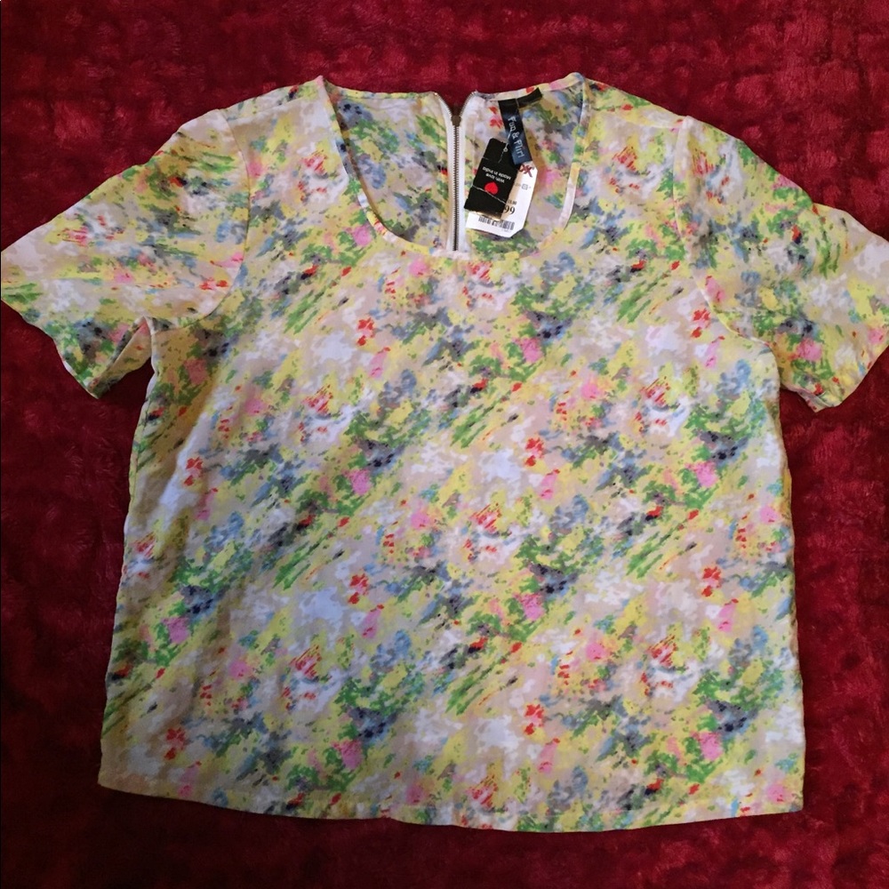 Short sleeve colorful top.